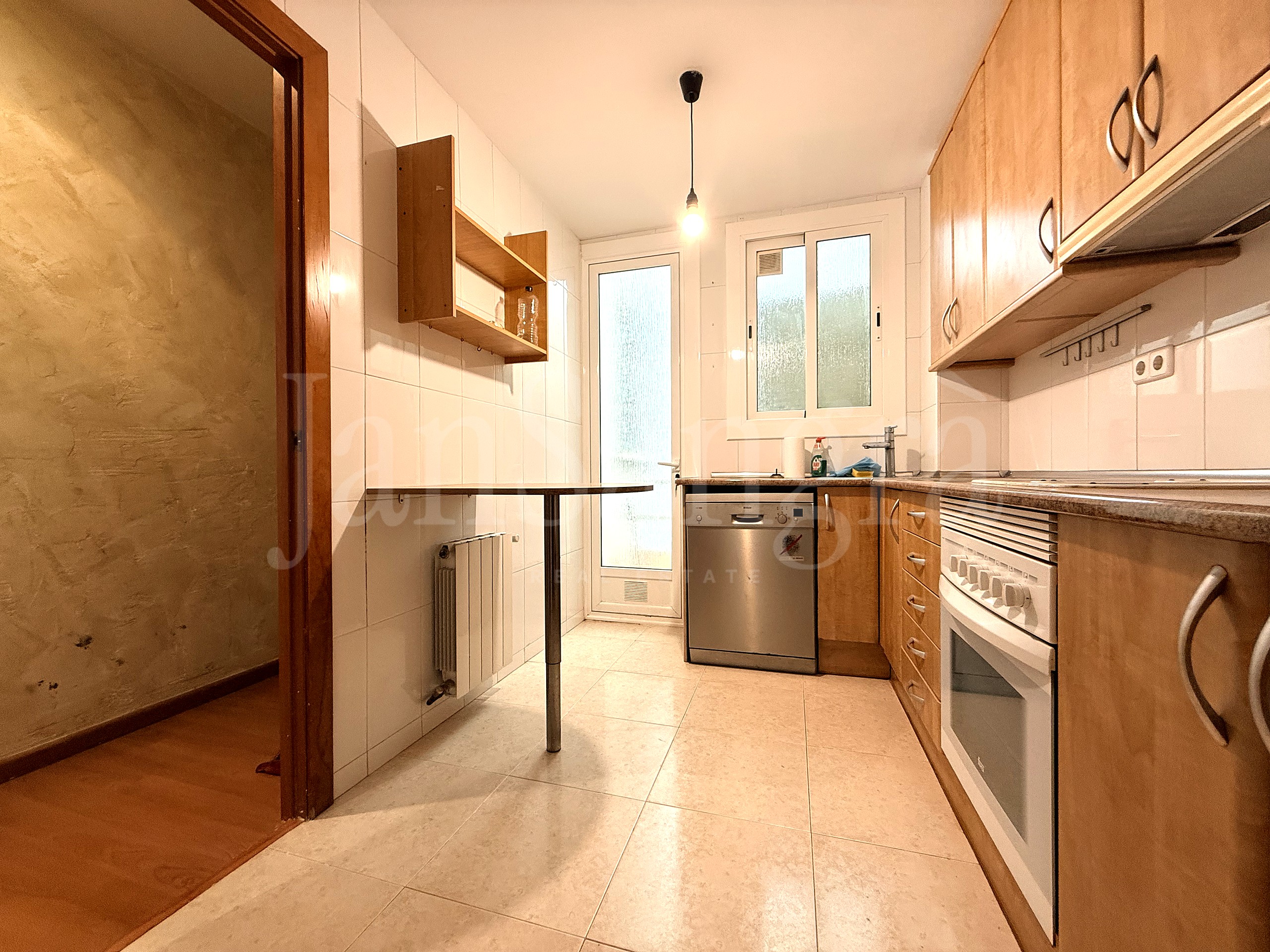 Cocina, salida al balcón interior