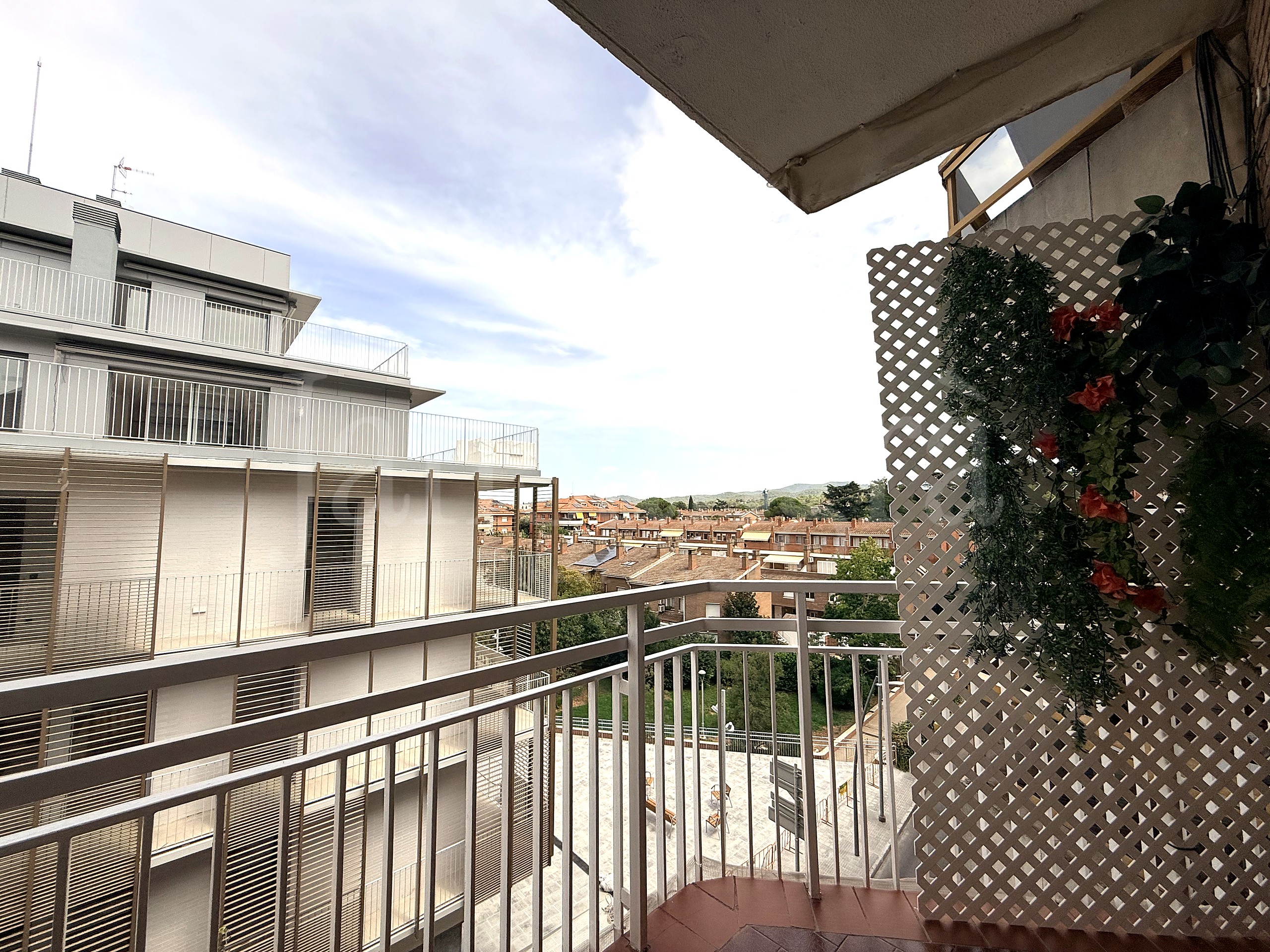Balcón con vistas a la zona residencial y a la sierra