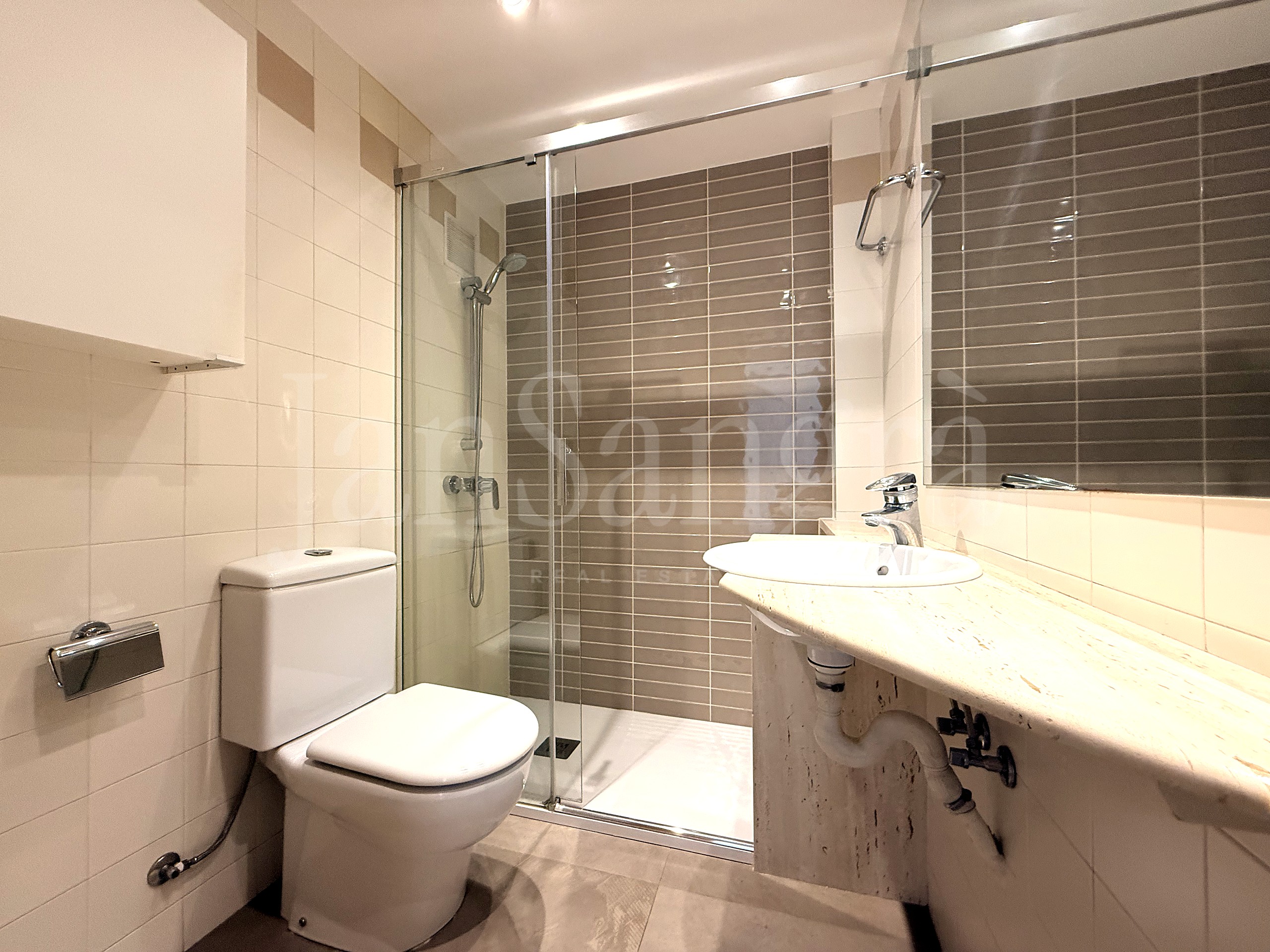 Baño completo con plato de ducha de obra y mampara