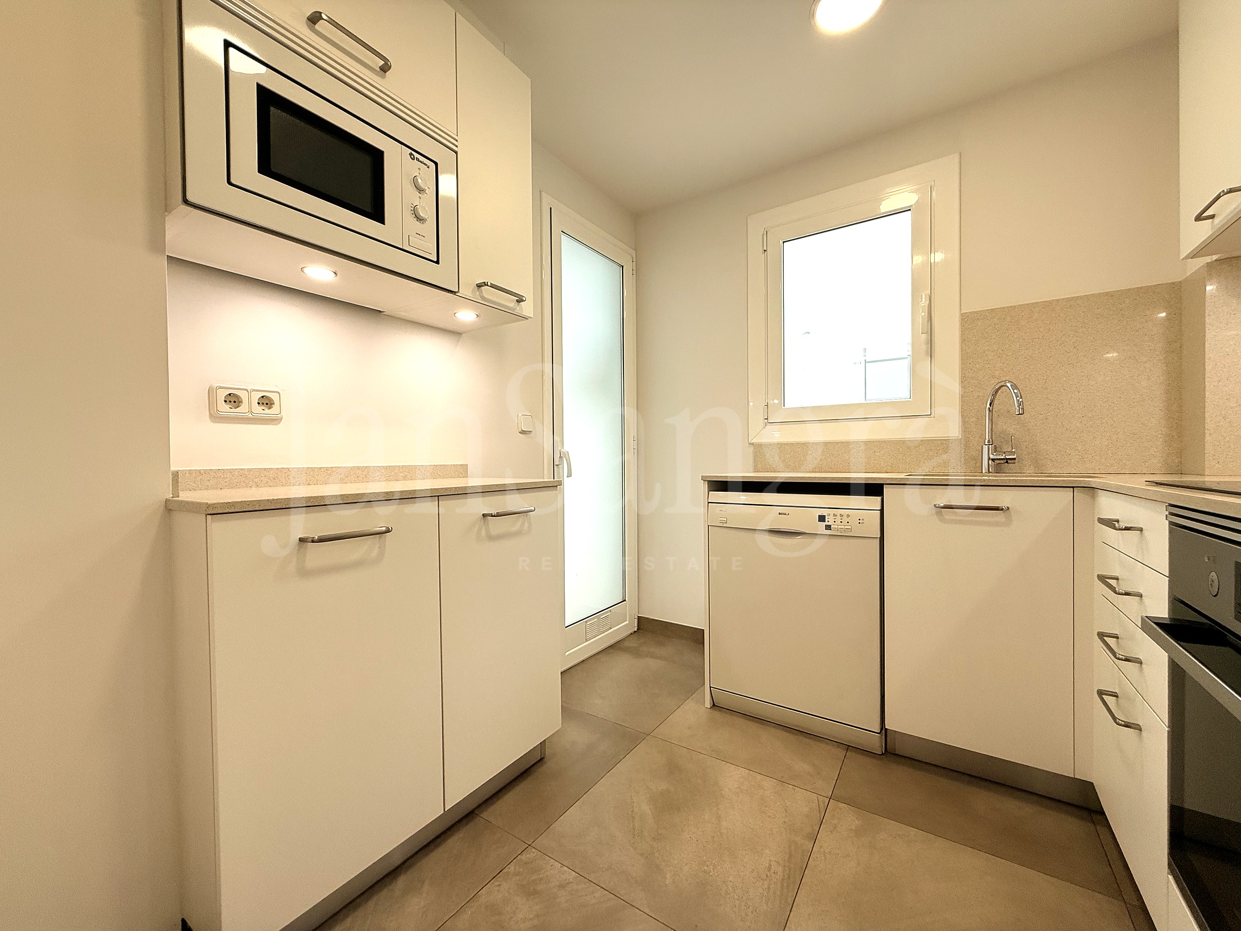 Cocina, salida a la galería de servicio