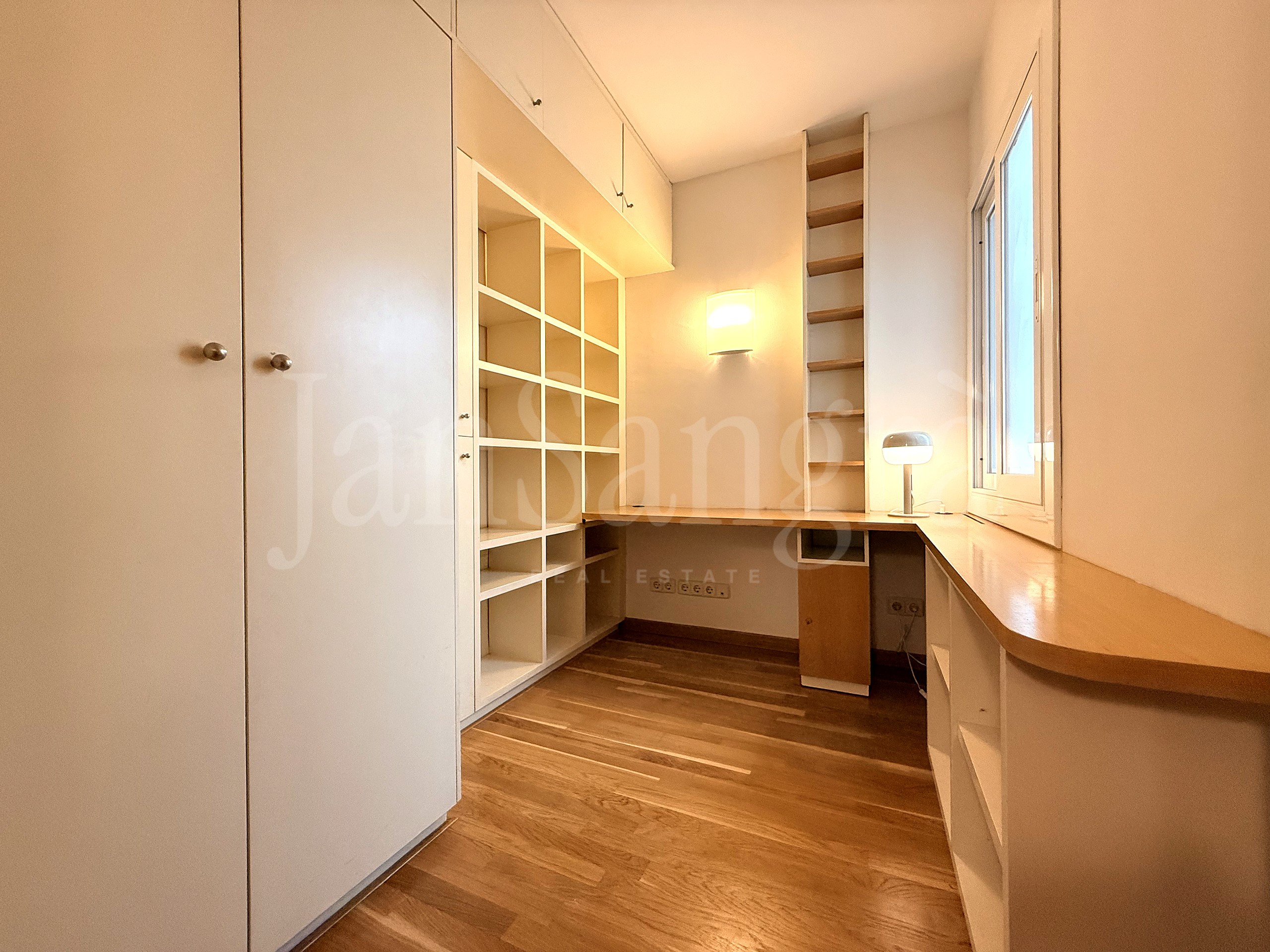 Despacho a medida (cuarta habitación)