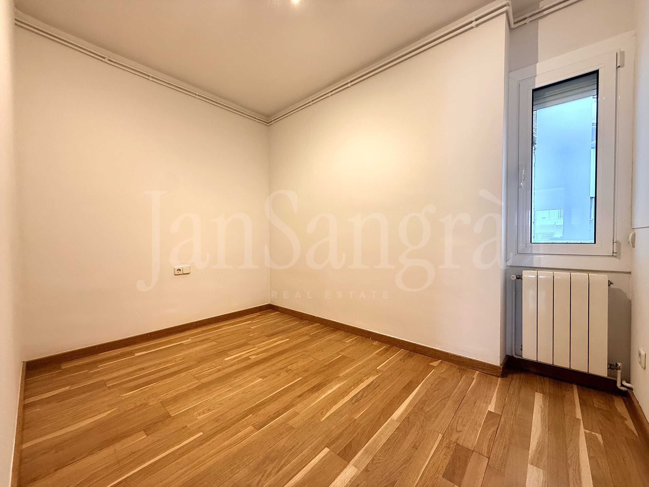 Habitación exterior con parquet