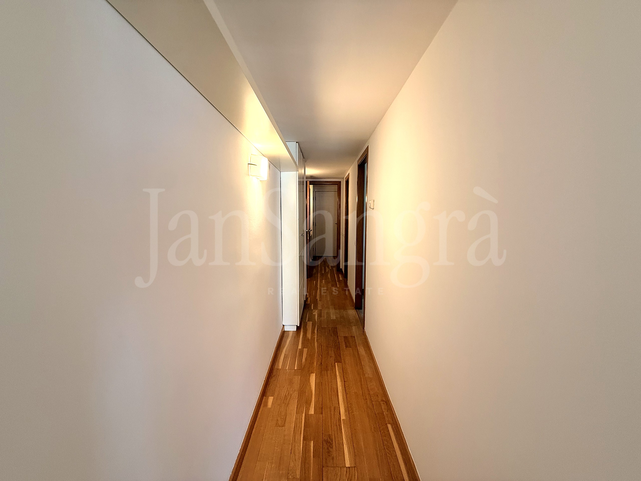Pasillo distribuidor con parquet