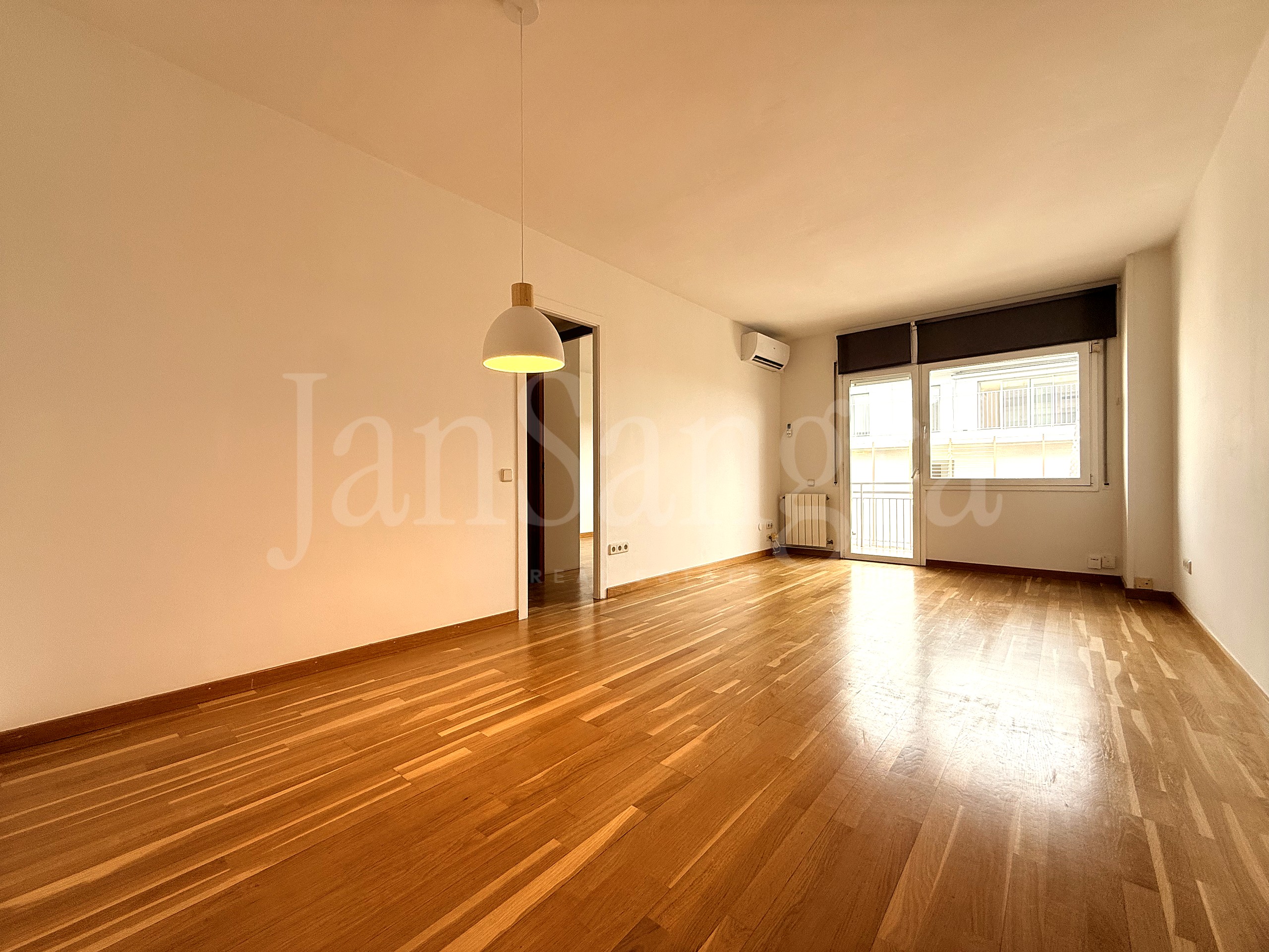 Salón-comedor luminoso del piso en venta en el centro de Sant Cugat