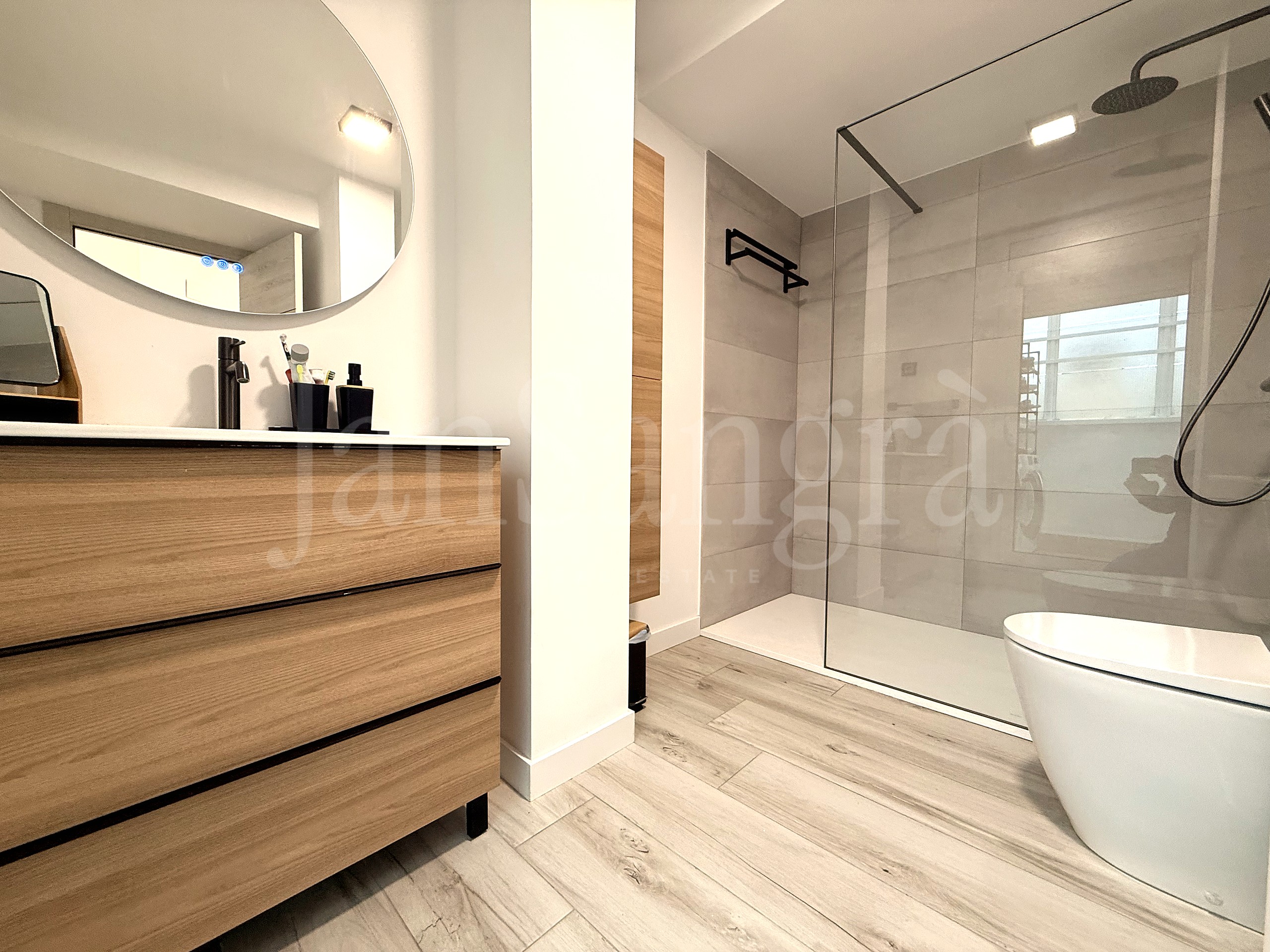 Baño completo con ducha de cristal