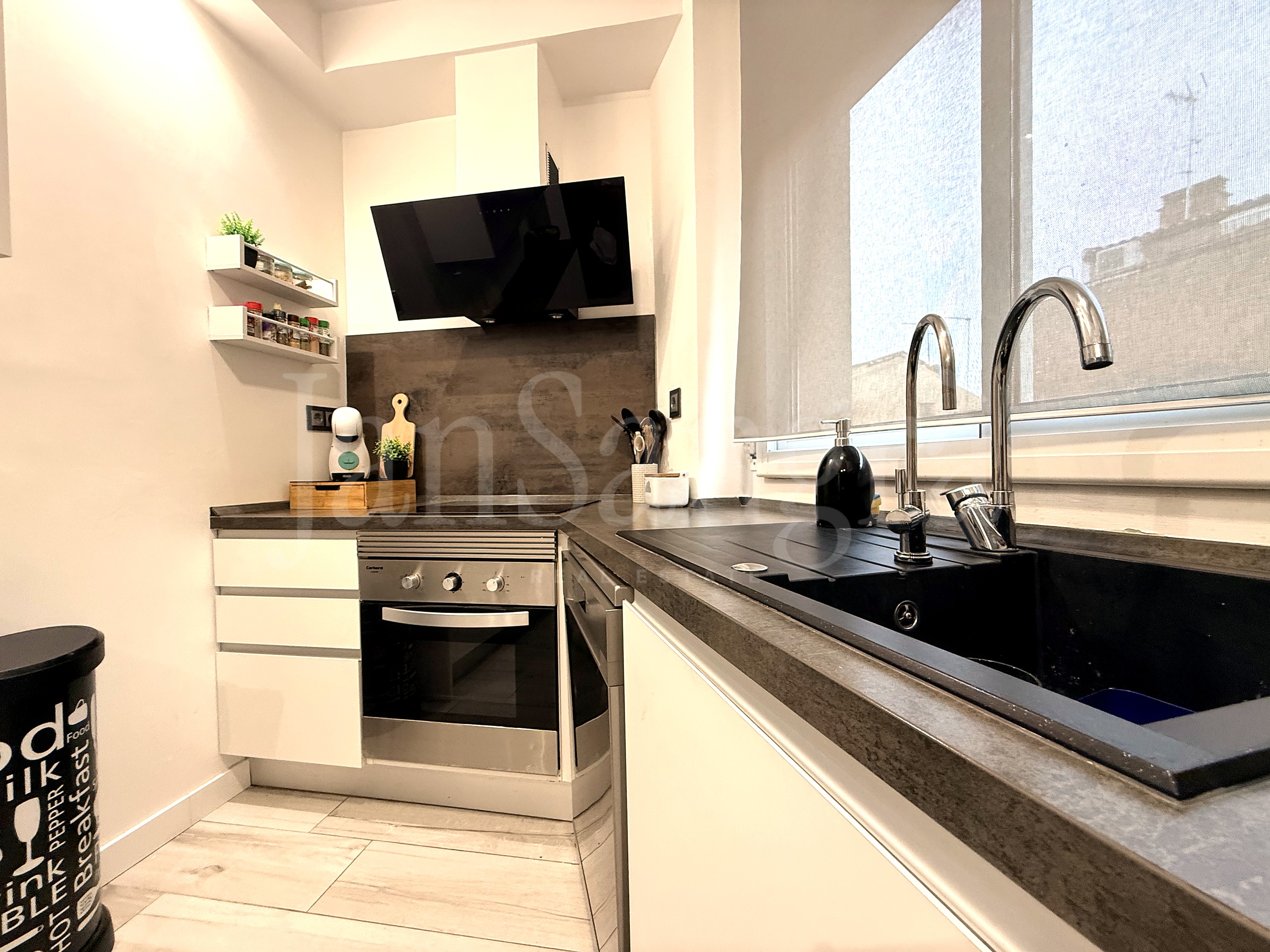 Cocina, encimera y fregadero con ventana