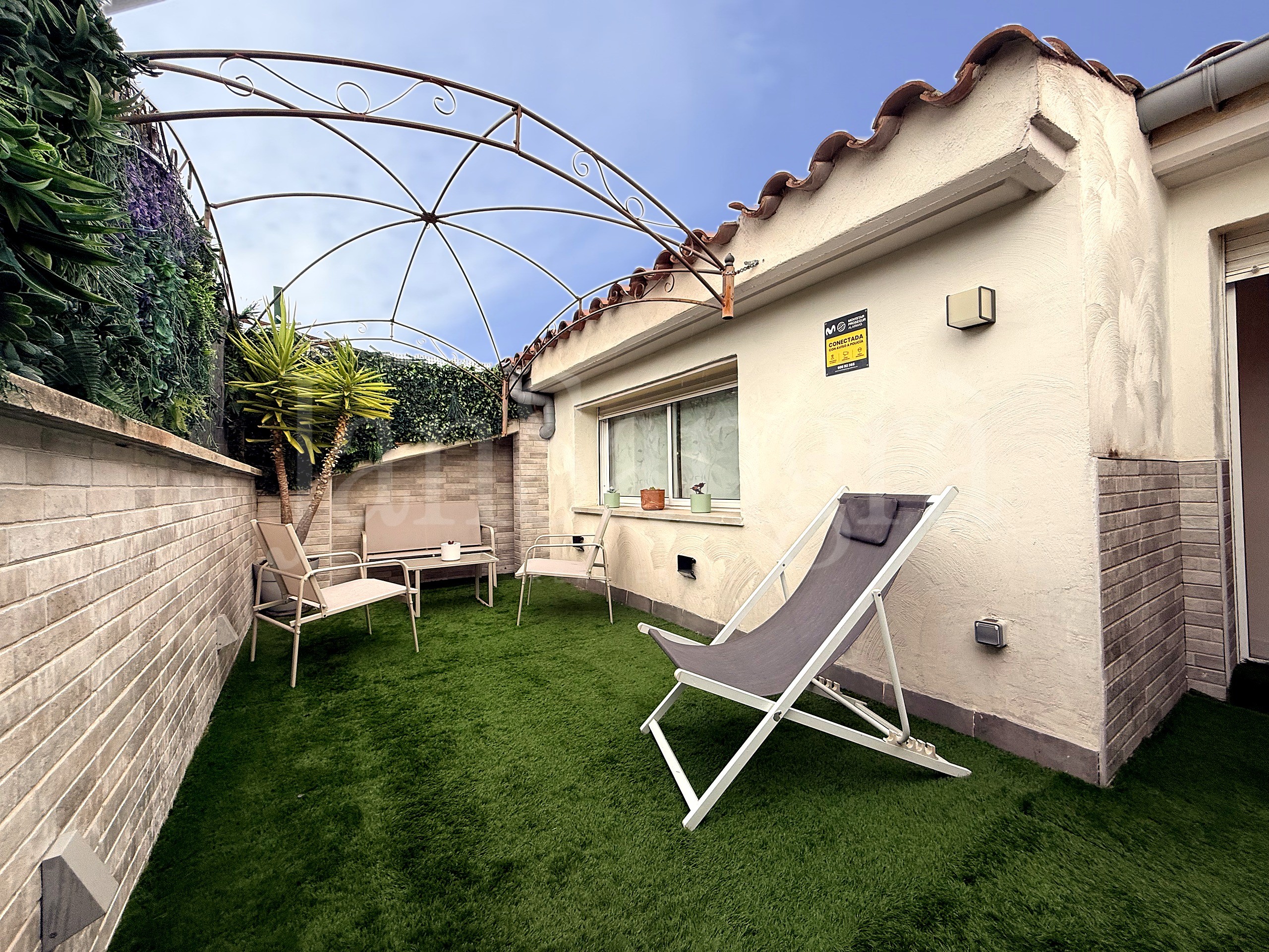 Terraza privada con césped, pérgola y tumbona del dúplex en venta en Torre-sana, Terrassa