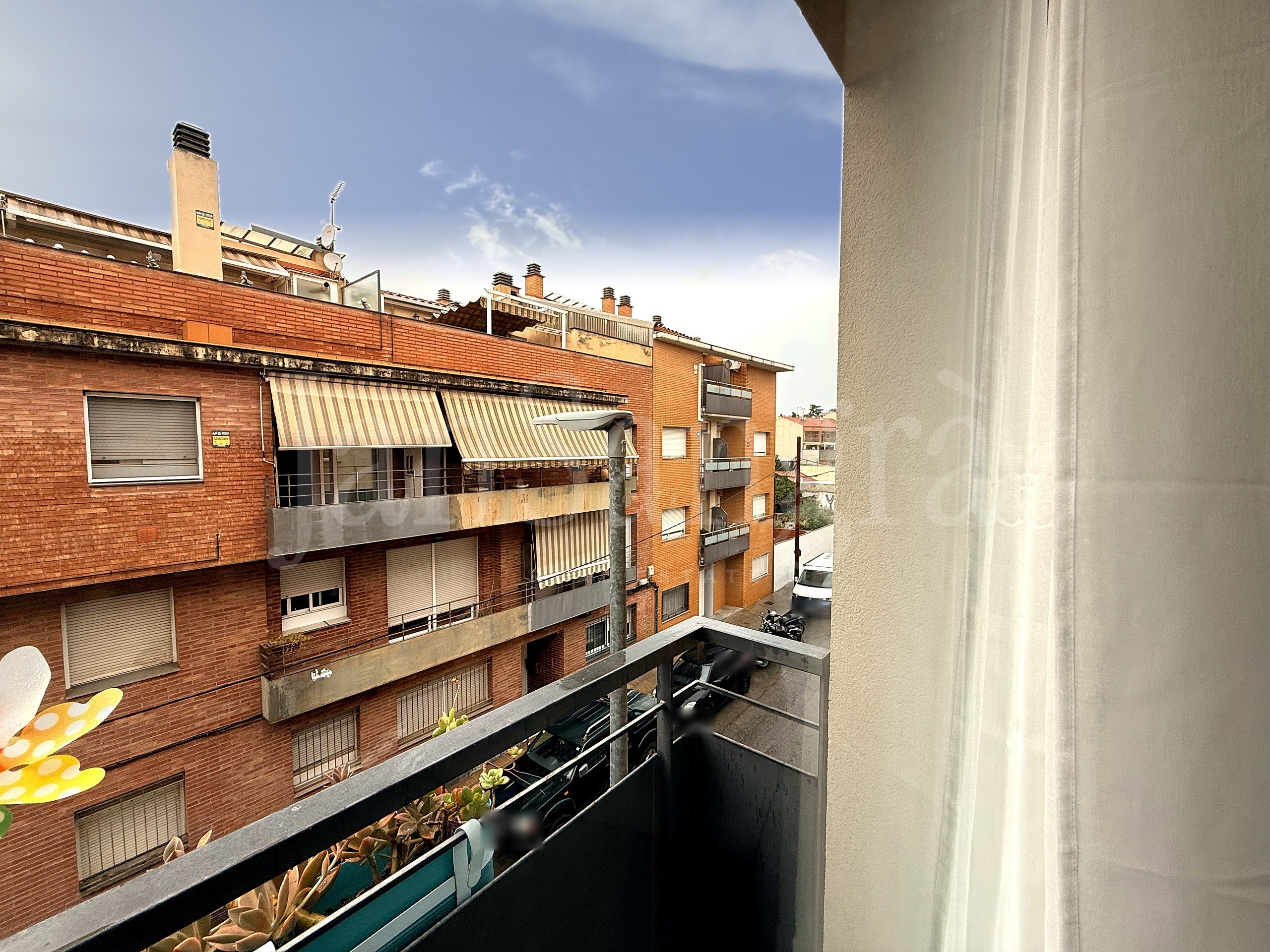 Vistas desde el balcón a la calle